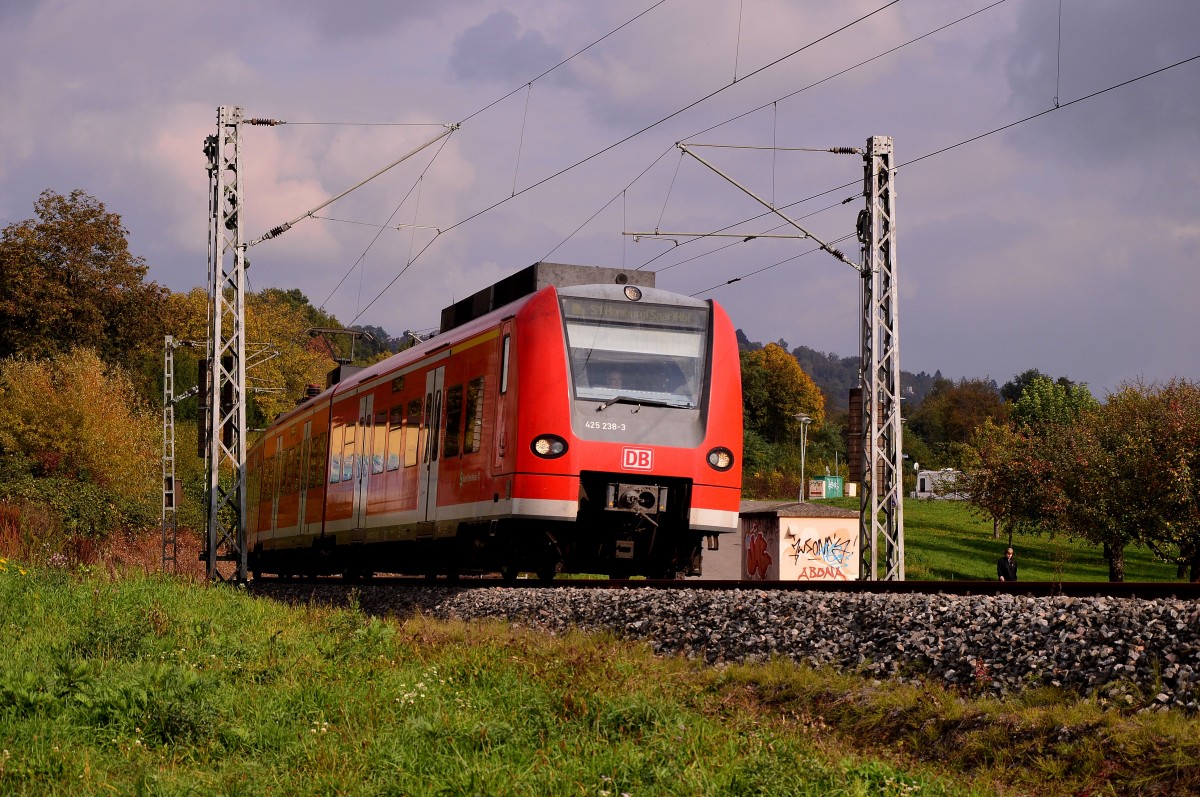 Auf der S1 nach Homburg Saar ist der 425 238-3 hier in Kleingemünd zu sehen, kurz bevor er die Neckarbrücke überqueren wird. 19.10.2015