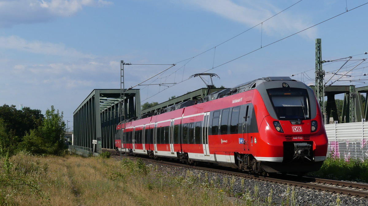 Auf der S2 Roth - Altdorf gibt es auch einen Umlauf mit 442-Triebwagen, der hier bei der Überquerung des Main-Donau Kanals zwischen den Stationen Nürnberg-Sandreuth und Nürnberg-Eibach zu sehen ist. Aufgenommen am 29.6.2018 17:50