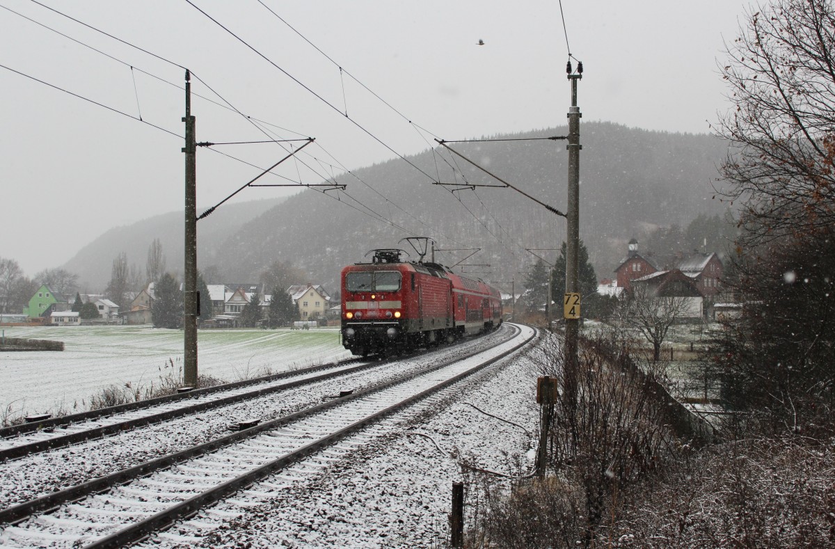 Auf der Saalebahn werden die 143 zum Fahrplanwechsel durch Triebwagen ersetzt.
Aus diesem Grund ging es am 28.11.15 nochmal nach Remschütz. Hier die 143 319-2.