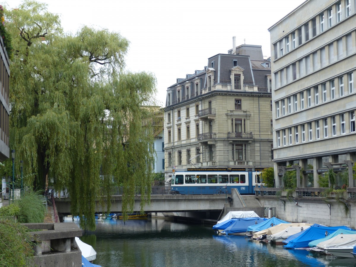 Auf der Schiene und zu Wasser - eine Impression vom Schanzengraben in Zürich. 1.8.2015