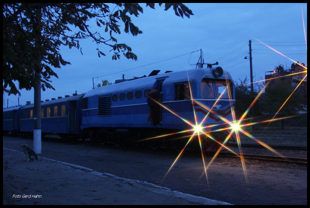 Auf der Schmalspurbahn zwischen Rudnitsa und Hajvoron fahren noch immer planmäßig Personenzüge! Am 10.10.2016 kam abends TU2-179 mit ihrem Zug aus Hajvoron in Berschad an und fuhr wenig später weiter nach Rudnitsa.