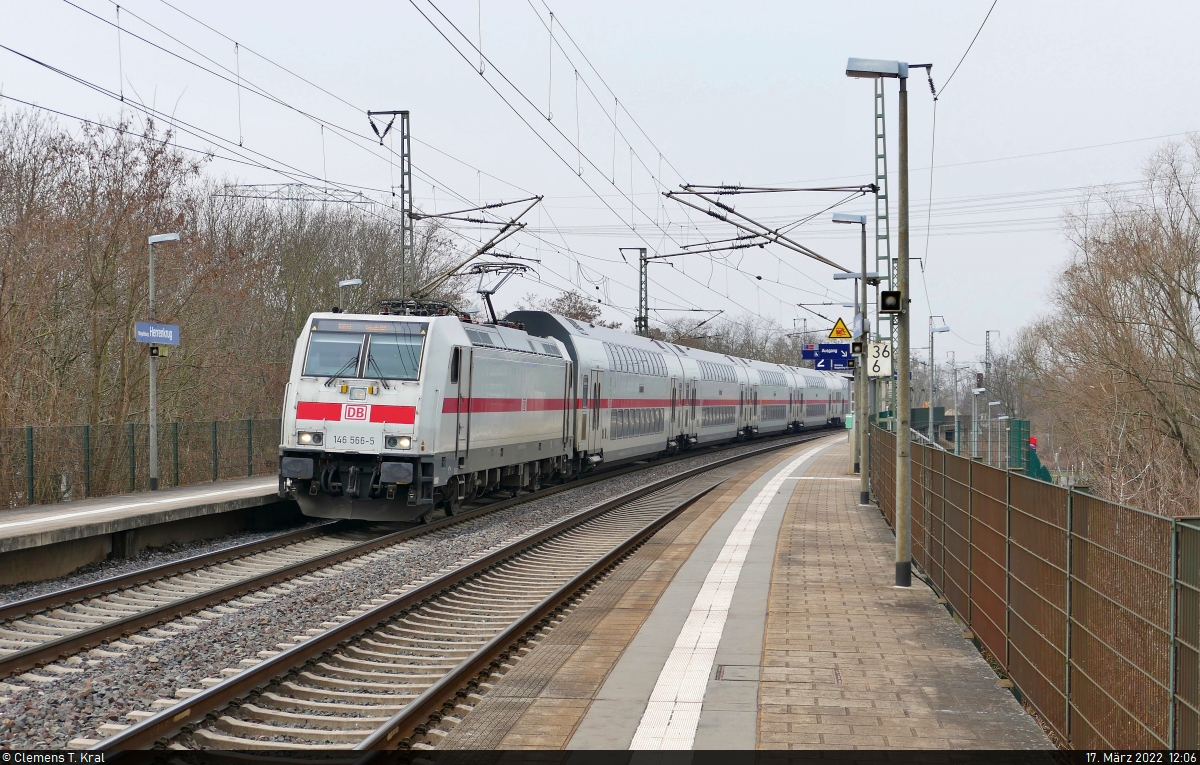Auf seinem baustellenbedingten Umweg über Dessau Hbf und Bitterfeld durchfährt ein IC2 mit 146 566-5 voran den Hp Magdeburg Herrenkrug auf Gleis 1 Richtung Biederitz.

🧰 DB Fernverkehr
🚝 IC 2443 (Linie 55) Köln Hbf–Leipzig Hbf
🕓 17.3.2022 | 12:06 Uhr