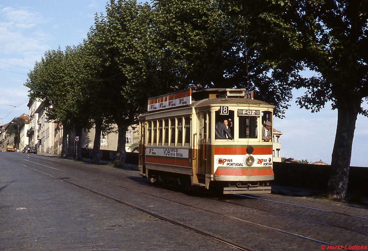 Auf seinem Rckweg von Foz erklimmt Triebwagen 141 (Brill/Philadelphia 1909) im April 1984 die Steilstrecke hinauf in die Innenstadt. Die geffneten Fenster ermglichen den Fahrgsten einen schnen Ausblick hinunter in das Duorotal.