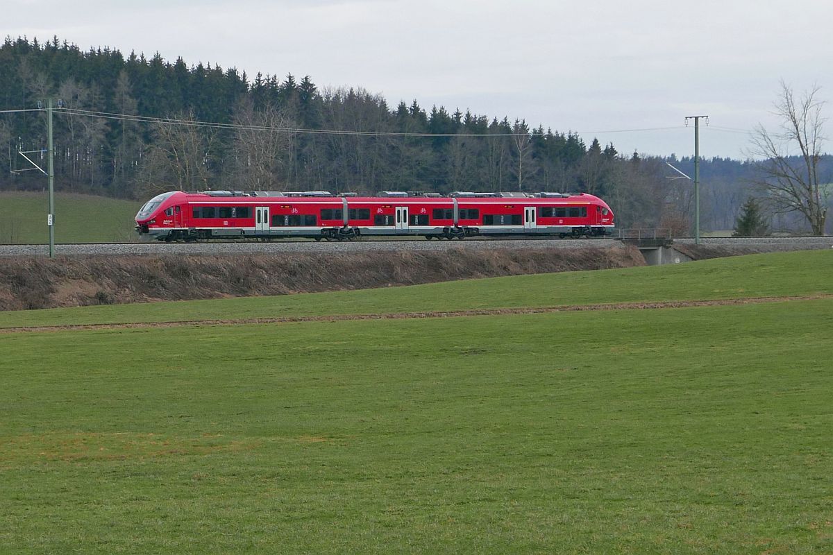 Auf seiner 5 Minuten dauernden Fahrt als RE 77 / RE 3792 von Wangen (Allgu) nach Hergatz befindet sich 633 044 am 19.02.2021 hier zwischen Abfahrts- und Zielort.