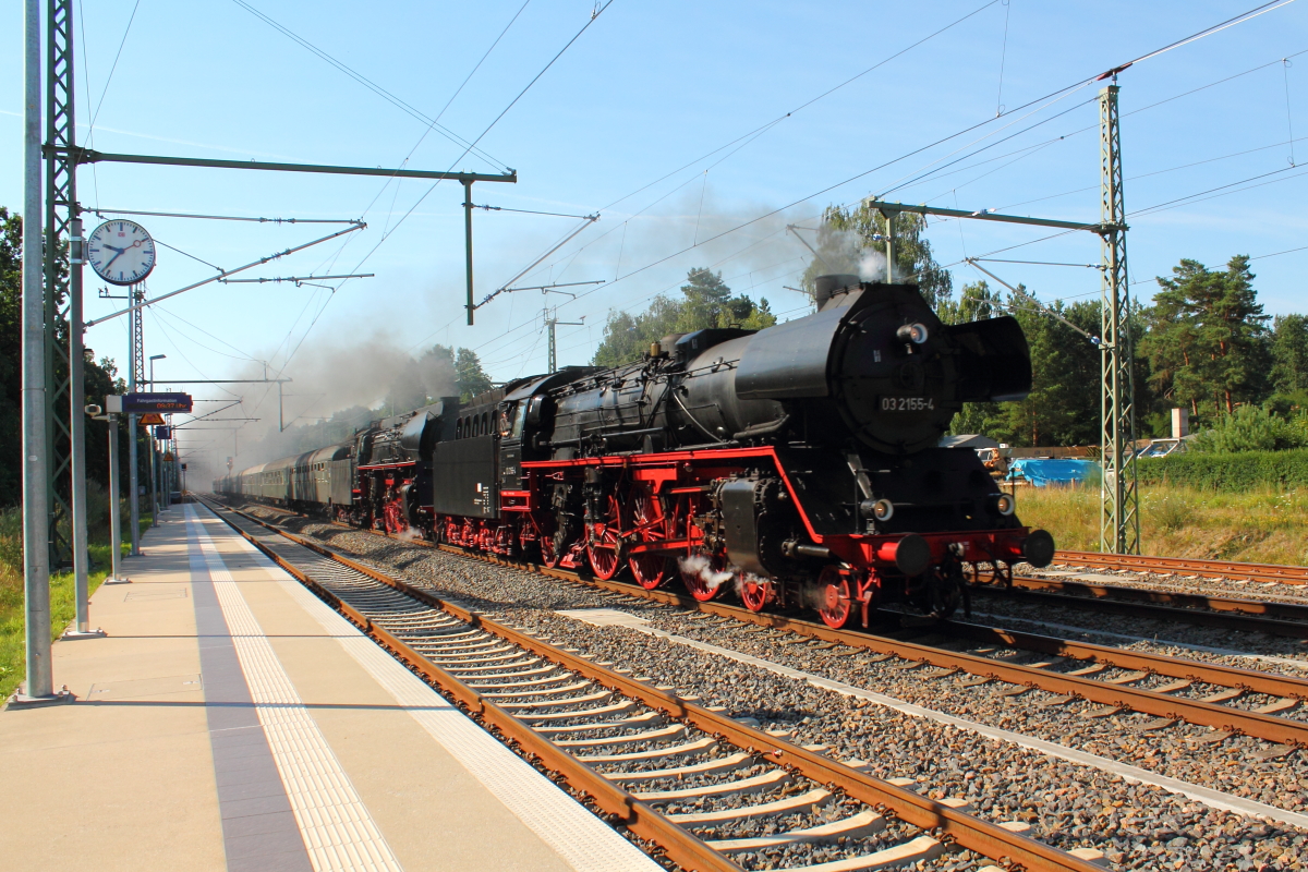 Auf seiner dritten Etappe von Berlin nach Hamburg durcheilt der Dampfsonderzug mit der Vorspannlok 03 2155-4 der WFL und der Zuglok 01 1533-7 der ÖGEG am 02.08.2015 den Bahnhof Nassenheide.

