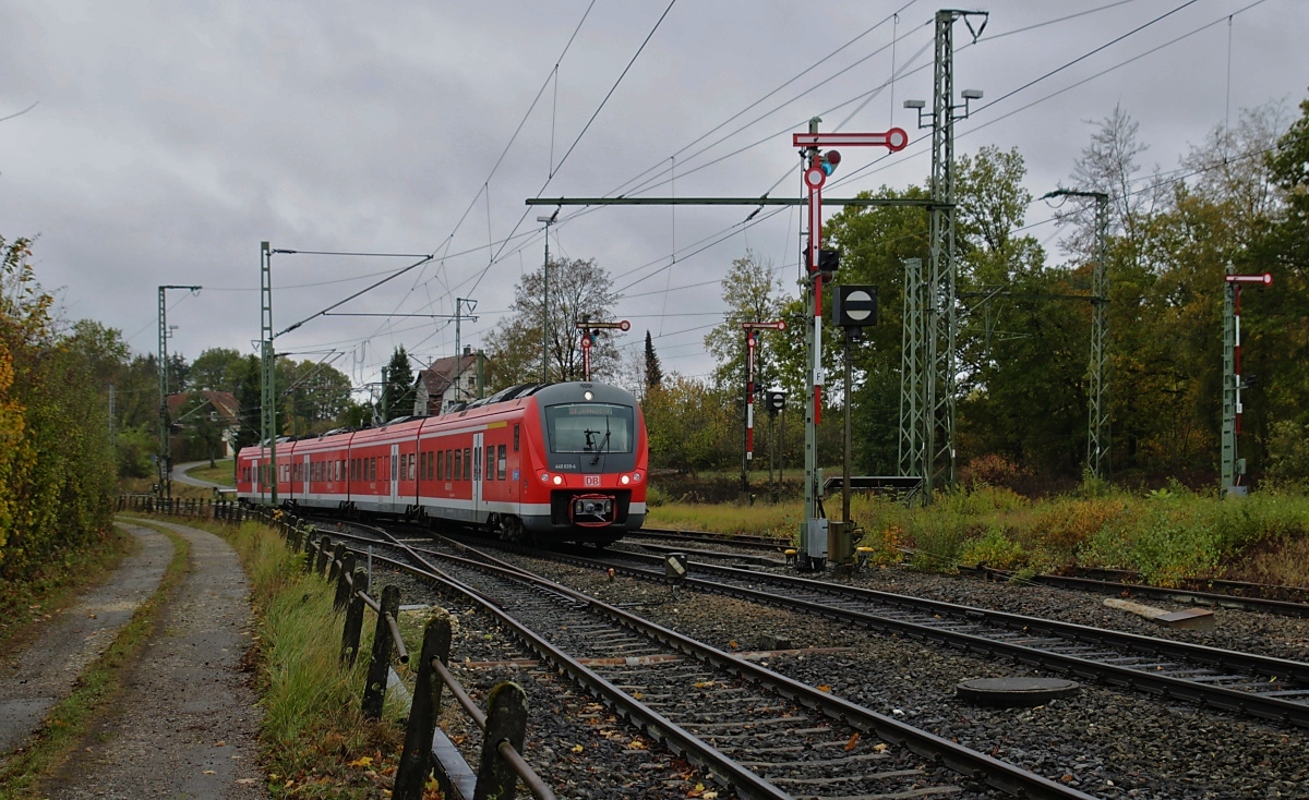 Auf seiner Fahrt von Aalen nach Donauwörth erreicht 440 035-4 am 25.10.2018 Goldshöfe 