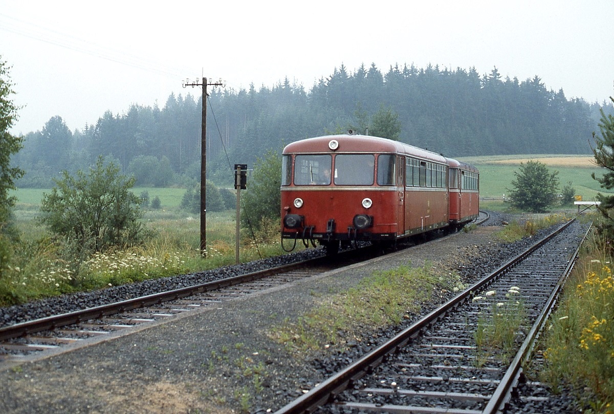 Auf seiner Fahrt von Floß nach Neustadt/Waldnaab erreicht eine 798/998-Garnitur am 15.07.1985 den Bahnhof Störnstein. Heute führt hier der Bocklradweg entlang.