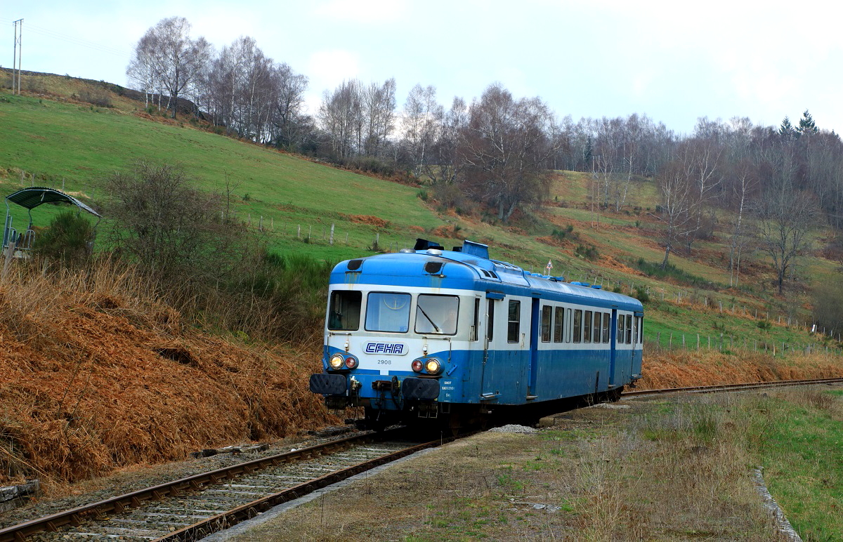 Auf seiner Fahrt von Riom-es-Montagnes nach Lugarde erreicht X 2908 des Train touristique de la Haute Auvergne am 05.04.2017 den Haltepunkt Condat