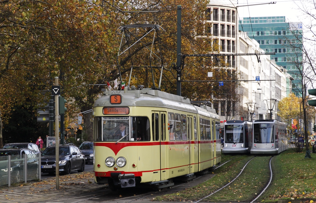 Auf seiner kleinen Rundfahrt durch die Düsseldorfer Innenstadt zur Ausstellung  125 Jahre Rheinbahn  erreicht der K66 2269 am 06.11.2021 den Graf-Adolf-Platz