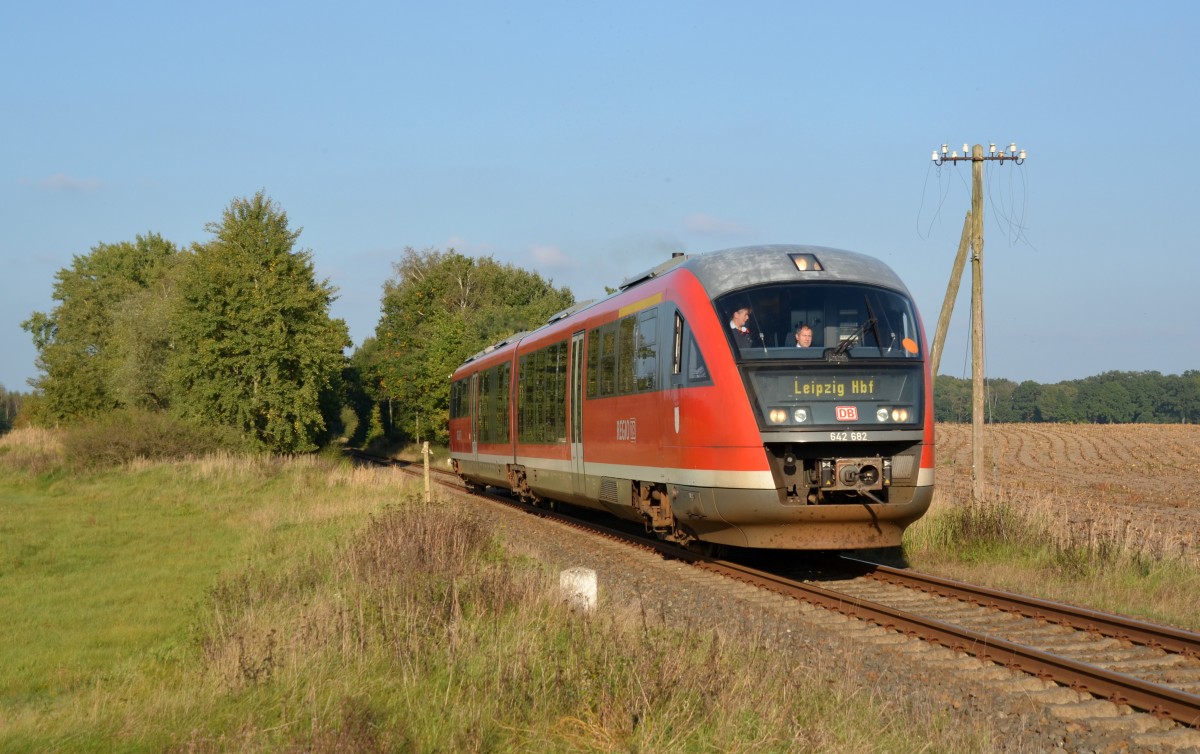 Auf seiner letzten Fahrt des Tages auf der Heidebahn von Pretzsch nach Leipzig passiert der Desiro am 03.10.14 Bad Schmiedeberg.