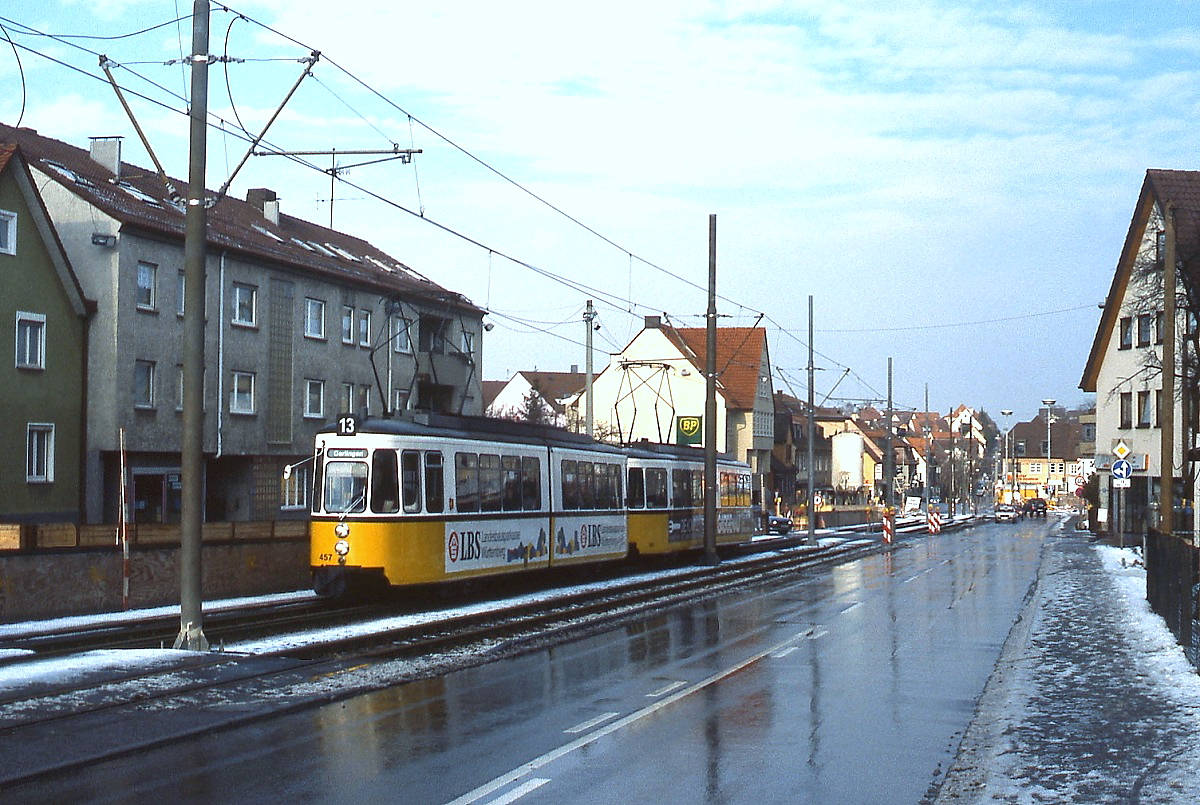 Auf der Solitudestraße sind GT4 457 und ein weiterer GT4 am 10.02.1991 nach Gerlingen unterwegs, die Bauarbeiten für den Stadtbahntunnel sind bereits im vollen Gange