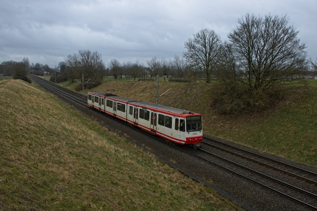 Auf der sonst nur von B80C/6 bedienten Linie U42 kommen aktuell auch achtachsige B80C/8 zum Einsatz, so wie hier Wagen 350 im Geländeeinschnitt zwischen Gleiwitzstraße und Kirchderne (22.02.2022)