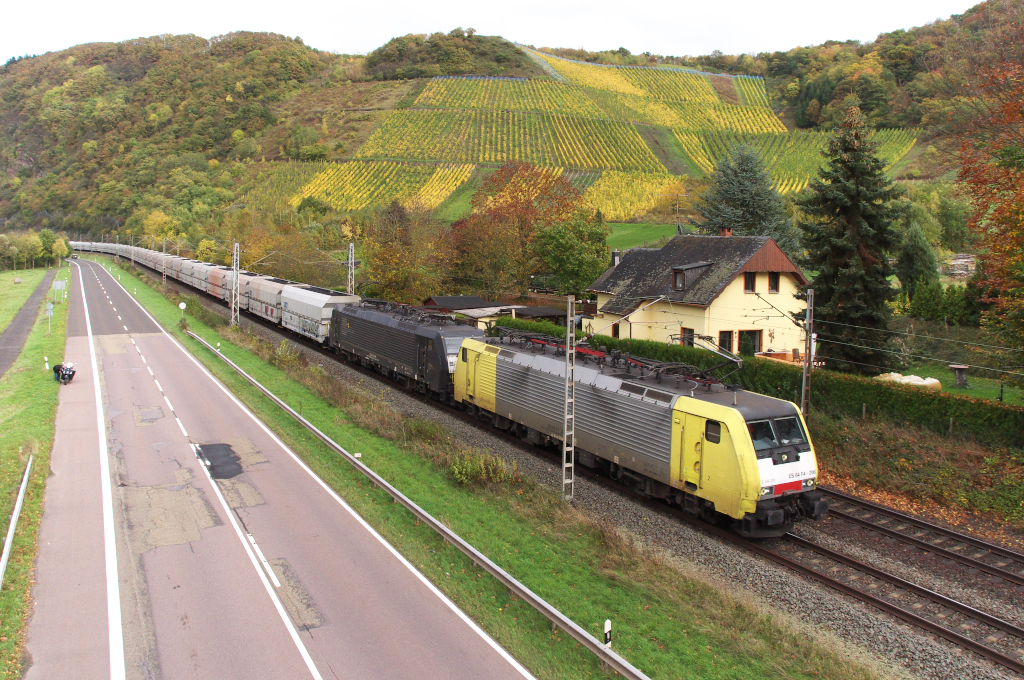 Auf Sphtrupp - Der 26.10.2013 war einer der letzten Tage vor der Zeitumstellung, den Brammenzug nach Dnkirchen noch einmal im rechten Licht zu erwischen.
Daher entschlossen sich die meisten unserer saarlndischen Eisenbahnfreunde an der Strecke zwischen Bous und Ensdorf zu warten.

Wir folgten dem Herdentrieb nicht und machten uns Saar abwrts in die Gegend um Saarburg auf. Dort kam zwar der Brammenzug nicht hin aber es sollten ja nicht immer die gleichen Motive in Ensdorf sein.
Aber als Vormelder machten wir uns gut und unsere Freunde in der Heimat konnten davon profitieren.

Hier konnten wir melden:
189 206 + 189 094 mit Kohlenzug Richtung Saarland und von der Bespannung her wohl nach Neunkirchen.

Der Herbst zeigte sich hier bei Schoden-Ockfen noch mal von seiner schnen Seite.
Bahnstrecke 3230 Saarbrcken - Karthaus