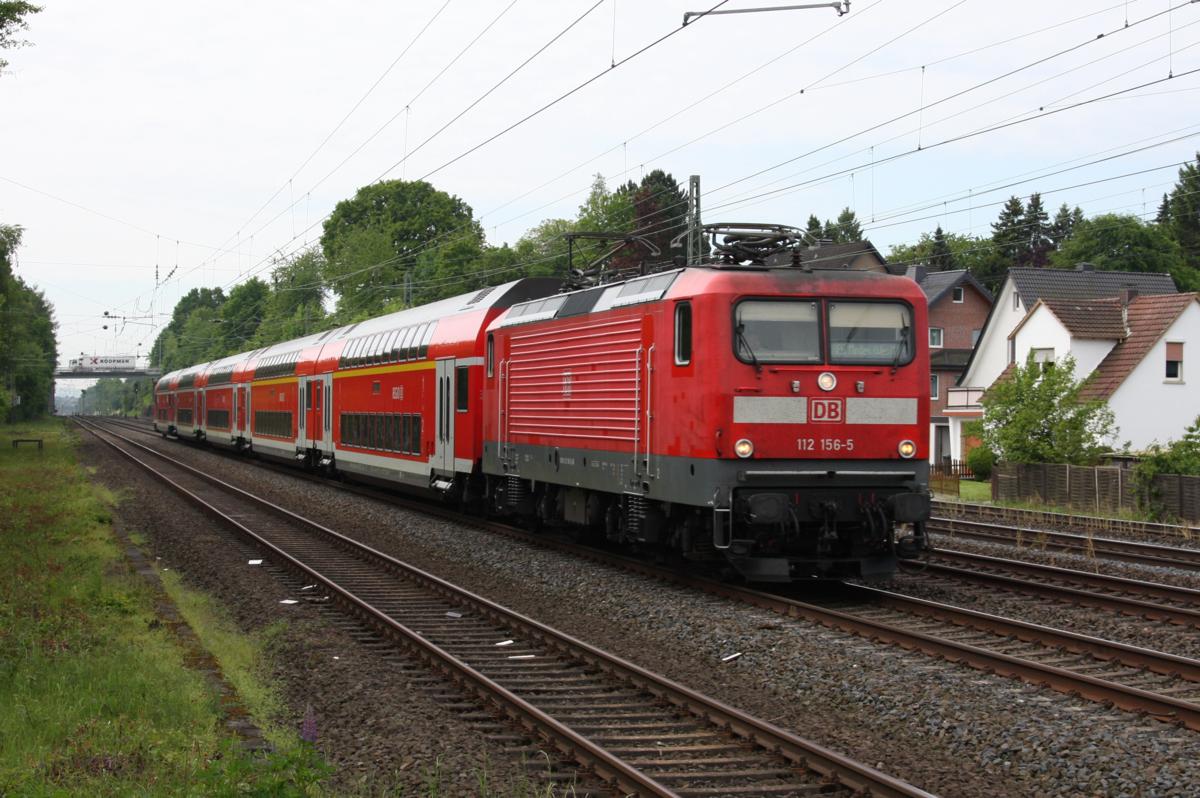 Auf der stark befahrenen Strecke Hamm - Minden ist am 19.04.2014 E-Lok 112156 mit einem RE Dosto Zug in Richtung Minden unterwegs. Die Aufnahme entstand am Haltepunkt Hiddenhausen - Schweicheln.