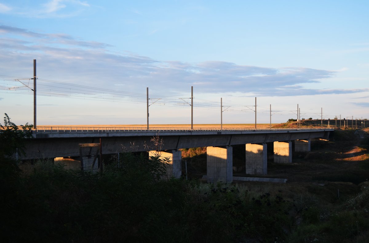 Auf der Stecke zwischen Bukarest und Constanta gibt es nicht sehr viele Brücken. Bei Lehliu, etwa 40 km von Bukarest entfert steht diese Brücke, die um 2010 modernisiert wurde. Foto vom 03.08.2016.