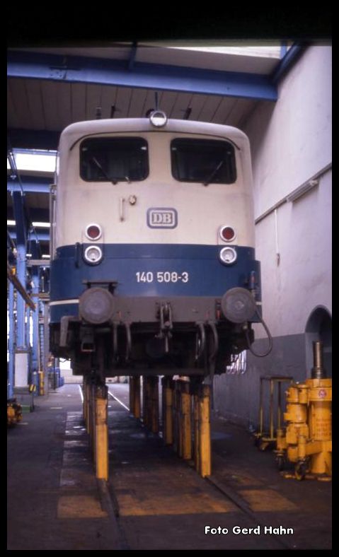 Auf Stelzen können selbst Lokomotiven stehen! Im BW Mannheim sah ich am 25.5.1990 die 140508 aufgeständert im Wartungsbereich. Der nicht alltägliche Einblick wurde im Rahmen der BDEF Tagung im Jahr 1990 möglich; denn dazu gehörte auch ein Besuch des BW Mannheim.