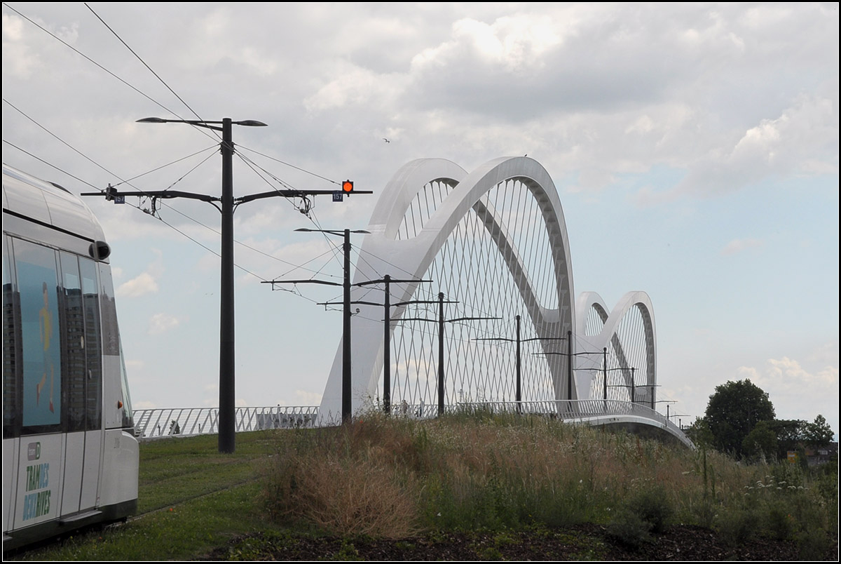 Auf Straßburger Seite -

Die elegante Beatus-Rhenanus-Brücke zwischen Straßburg und Kehl für Straßenbahn, Fußgänger und Radfahrer von Frankreich her gesehen.

25.06.2017 (J)


