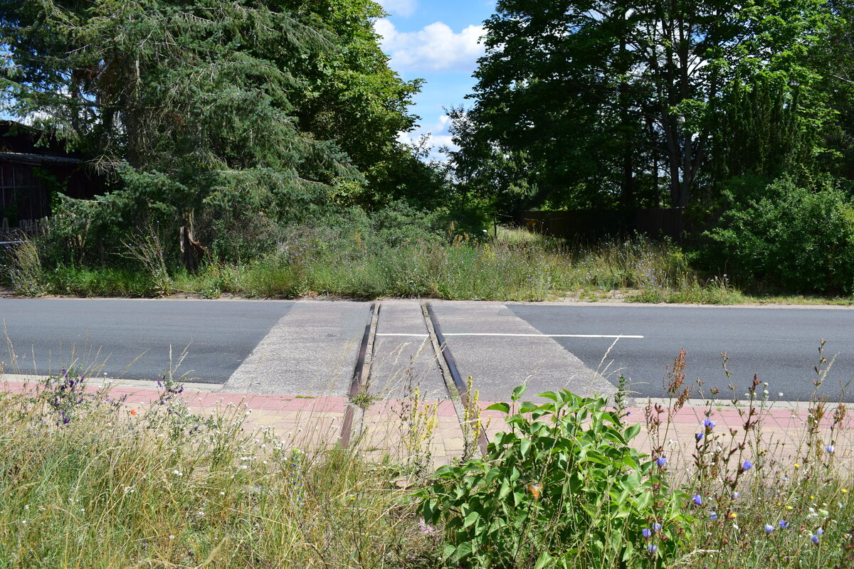 Auf der Straße der Deutsch-Sowjetische Freundschaft in Altengrabow hat man die 750mm Gleise der Kleinbahnen des Kreises Jerichow I als Denkmal erhalten.

Altengrabow 23.07.2020