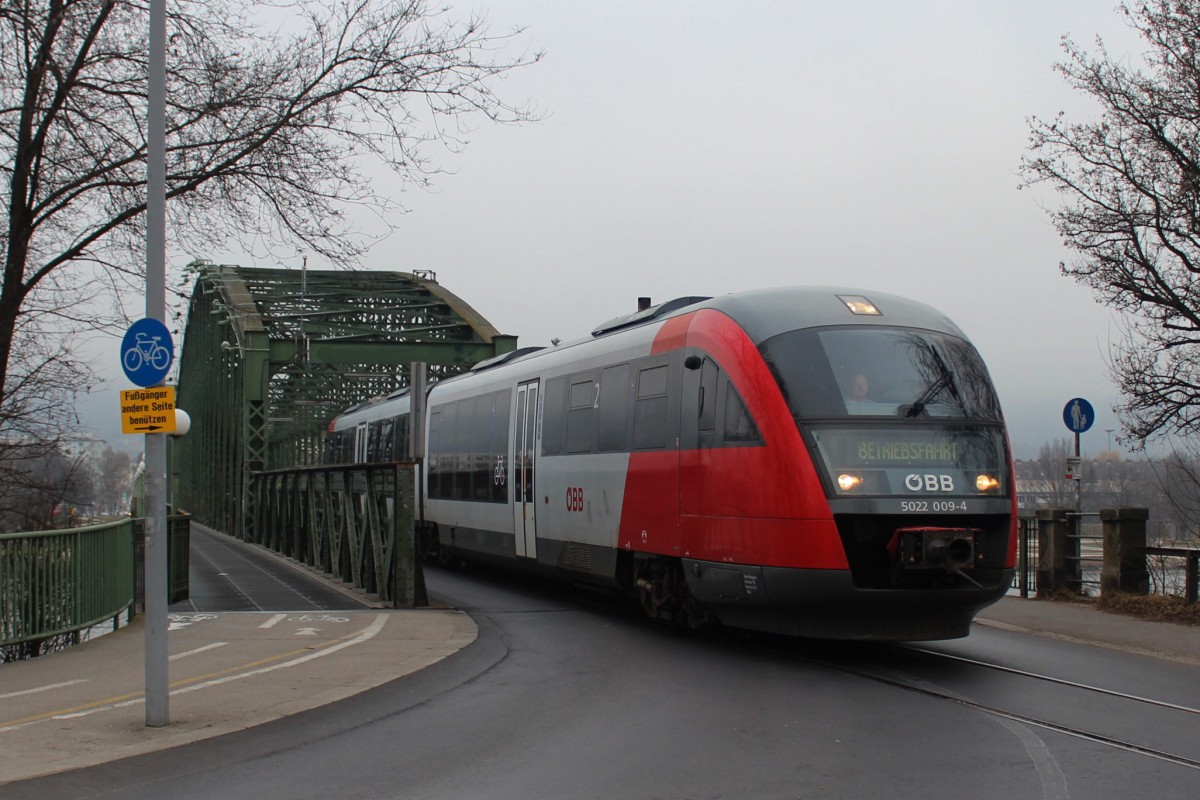 Auf der Strecke 271 gibt es halt eine legen - warte es kommt gleich - däre Eisenbahnkreuzung von Km 4,956-5,413. Hier zum sehen ist der 5022 009 als Lp 35202 von Linz Urfahr (Uf) nach Linz Hauptbahnhof (Lz); am 26.02.2014