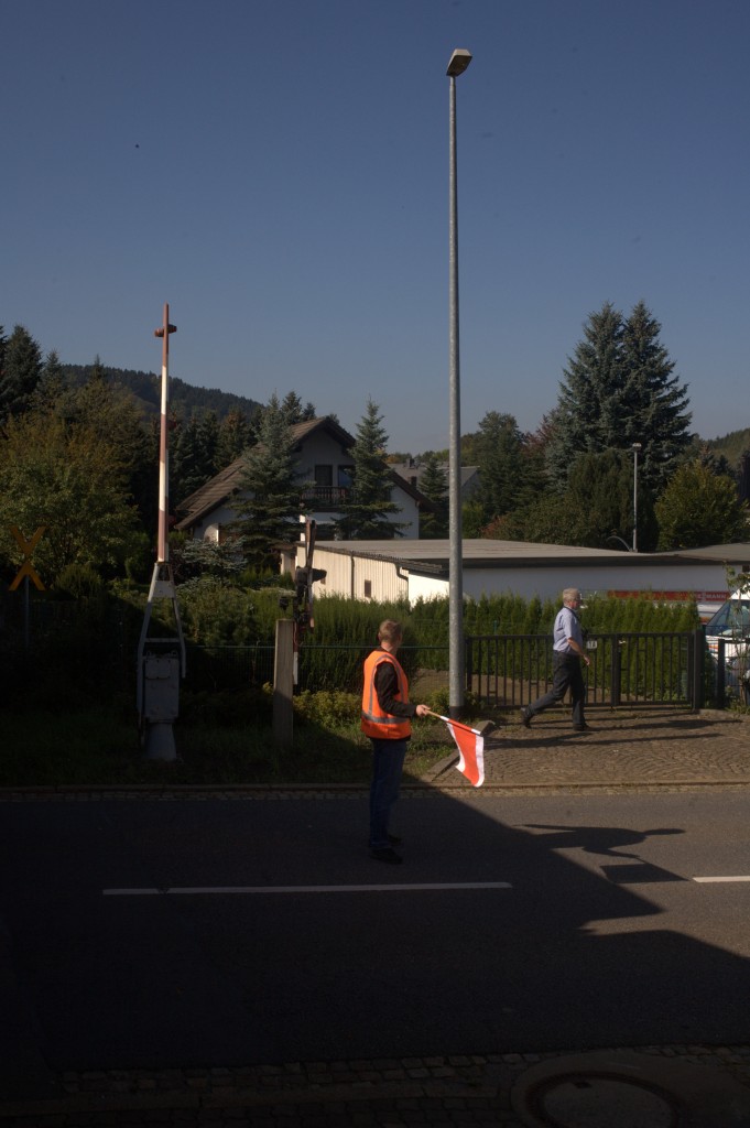 Auf der Strecke Annaberg-Buchholz Süd Schwarzenberg sind die wichtigen BÜ mit Halbschranken gesichert, selbige sind aber ausser Betrieb, so daß der BÜ durch einen Posten gesichert werden muss, als der Sonderzug aus Annaberg passiert. 10.04.2014 12:57 Uhr.