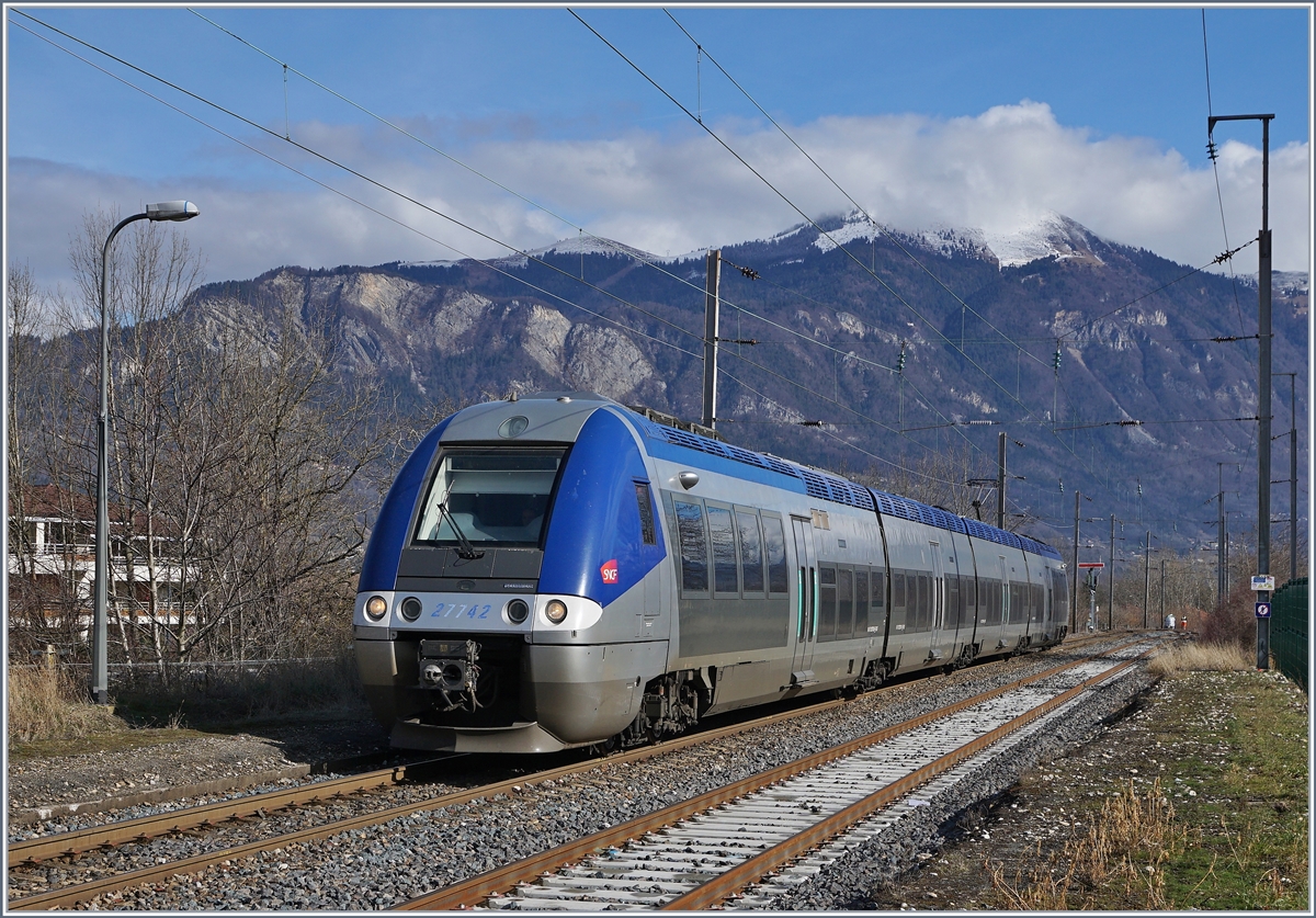 Auf der Strecke Annemasse - St-Gervais-les Bains-les-Fayet teilen sich die jeweils im Zweistundentakt verkehrenden TER Züge Bellegarde - St-Gervais und die Léman Express Linie  L 3 (Coppet - St-Gervais) den Verkehr, so dass die Strecke in der Regel einen Stundentat aufweist. 
Im Bild erreicht der SNCF Z 27 742 St-Pierre-en Faucigny, im Hintergrund ist gleich hinter fem Zug das Semaphor Ausfahrsignal der Gegenrichtung zu erkennen. 

21. Februar 2020