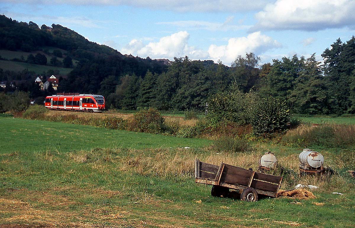 Auf der Strecke von Kusel nach Landstuhl ist ein 643 im September 2010 bei Matzenbach unterwegs