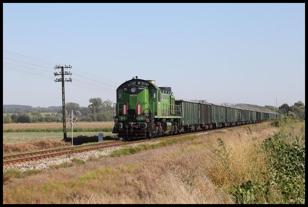 Auf der Strecke Legnice - Jaworzyna Slaska sind mitunter sehr schwere Güterzüge unterwegs, die zum Teil sogar Schiebeloks erfordern. Hier hat ein solcher Zug gerade den Bahnübergang bei Niedaszow überquert und strebt nun mit seiner Schiebelok TEM1-204 am 9.4.2021 um 15.17 Uhr dem nächsten Bahnhof Rogoznica entgegen.