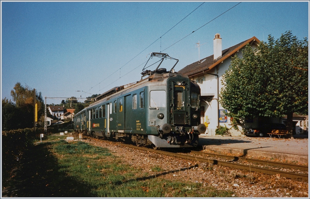 Auf der Strecke Puidoux-Chexbres - Vevey war während vieler Jahre SBB BDe 4/4 mit Bt im Einsatz. Das Bild zeigt den BDe 4/4 1651 mit seinem Bt beim Halt in Chexbres. 

16. Sept. 1994