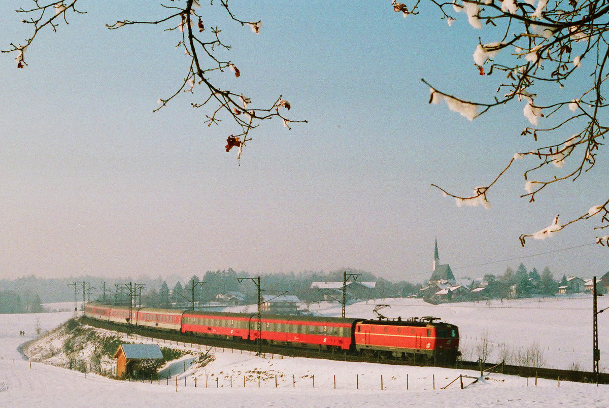 Auf der Strecke Rosenheim - Salzburg sah ich am 08. Januar 1995 diesen Zug der ÖBB bei Mehring.