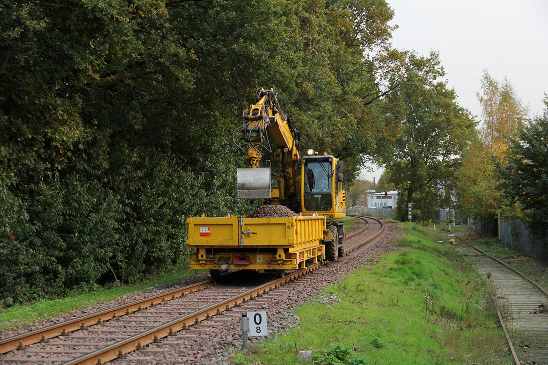 Auf der Strecke der VWE konnte ich in Verden (Aller) diesen Zweiwege-Bagger ablichten.
Dokumentiert am 17. Oktober 2017.