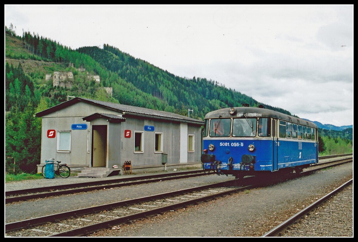Auf der Strecke von Zeltweg nach Pöls gibt es normal keinen Personenverkehr. Am 5.05.2005 kam der Triebwagen 5081.055 als Sonderzug nach Pöls. Dort konnte man den Zug mit dem Bahnhofsgebäude fotografieren. Im Hintergrund ist die Ruine Reifenstein zu sehen.