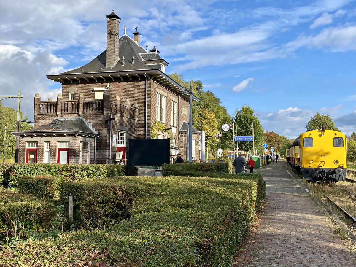 Auf der Strecke der Zuid Limburgse Stoomtrein Maatschappij der ZLSM Hier Bahnhof Schin op Geul. Besucht am 11. Oktober 2020.

