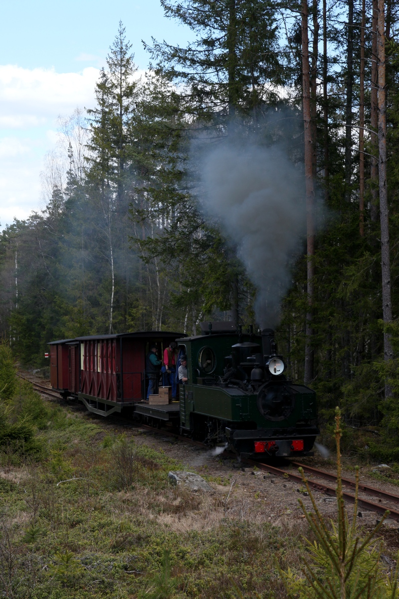Auf der Strecke zw. Gimarp und Stensjön der Zug mit Lok 2 am 06.05.2017