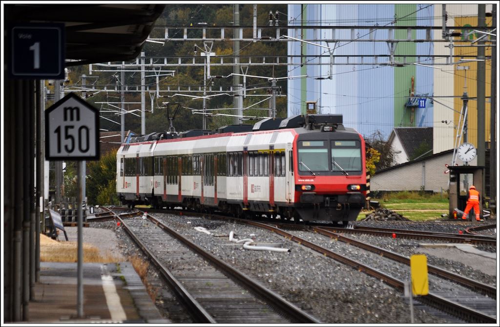 Auf der Suche nach Sonne hat es mich gestern bis in den Jura verschlagen. Am nördlichen Ende der Schweiz im Pruntuter Zipfel wurde ich fündig. Der RE2675 nach Delle(F) brachte mich nach Porrentruy. (13.10.2014)