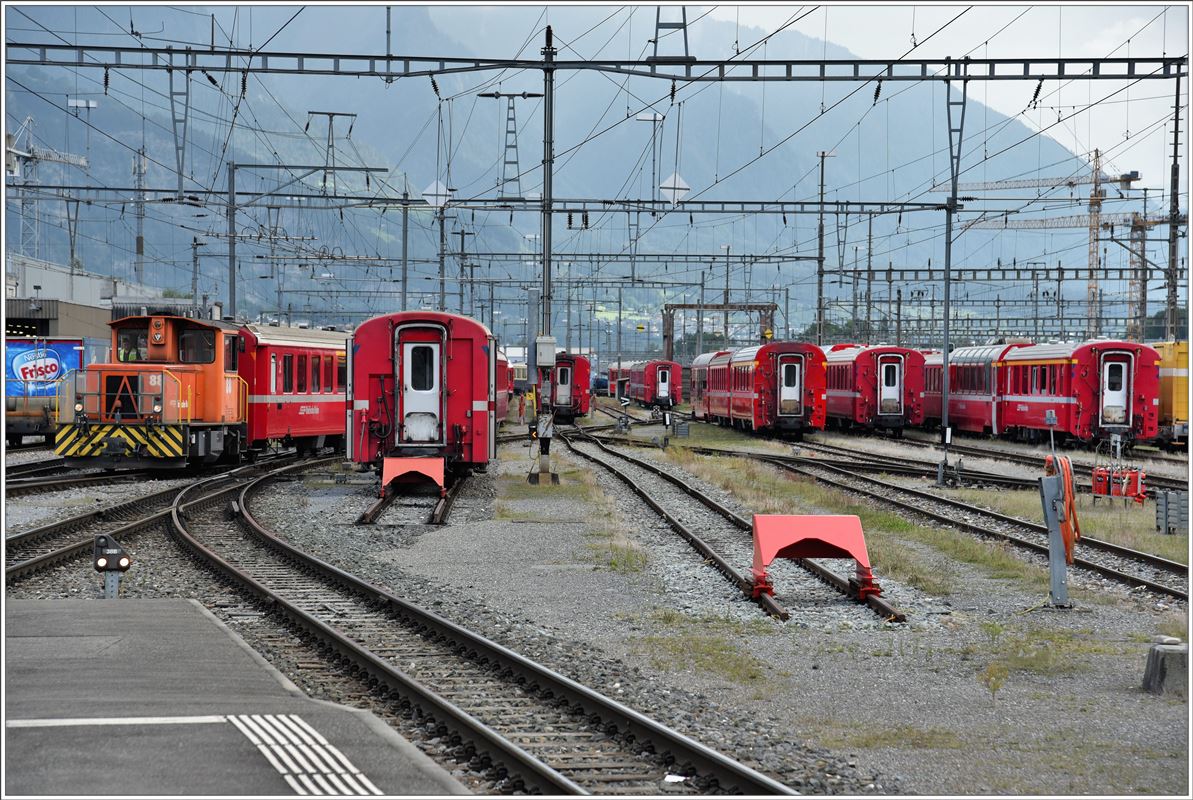 Auf der Südseite des Bahnhofs Landquart werden die übrigen Personenwagen abgestellt. (30.08.2016)