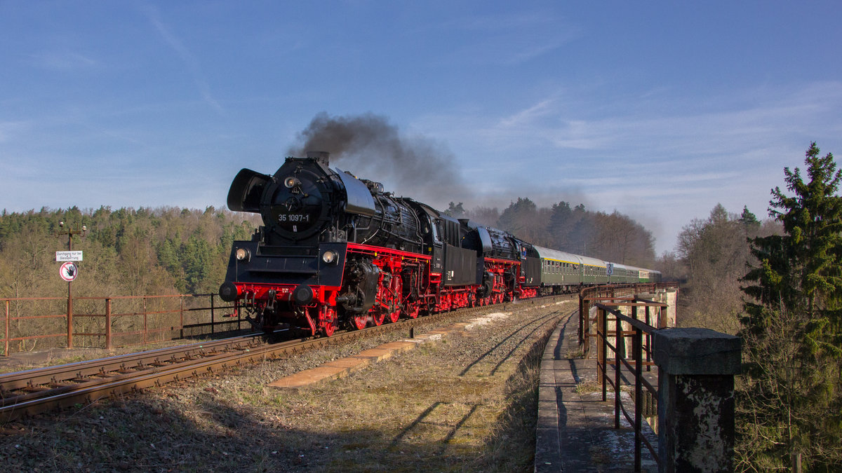 Auf der Syrabrücke bei Plauen fährt der Sonderzug gerade bei besten Fotowetter in Richtung Weischlitz. Wir schreiben den 1. April 2017 und nach der 35 1097-1 kommt auch gleich die 01 0509-8. 