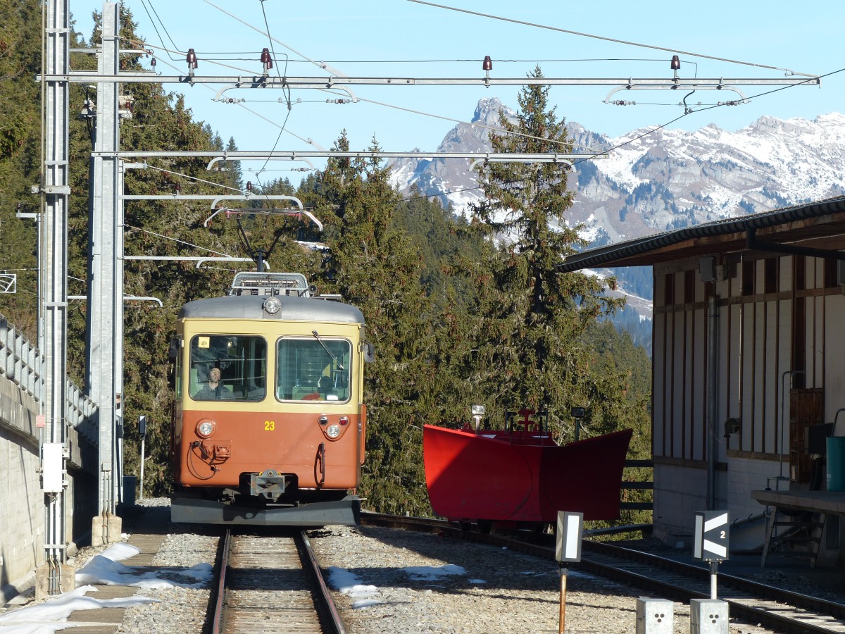 Auf Talfahrt: BLM-Zug Wagen Nr. 23 ist gerade aus Mürren ausgefahren. 29.12.2015