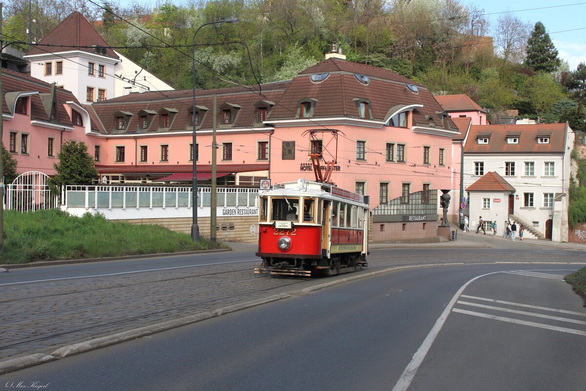 Auf der Talfahrt von Chotkovy sady kommend ist der 1931 von Ringhoffer DSM gebaut Triebwagen Nr. 2272 am 16.4.2026 auf der Linie 42.
