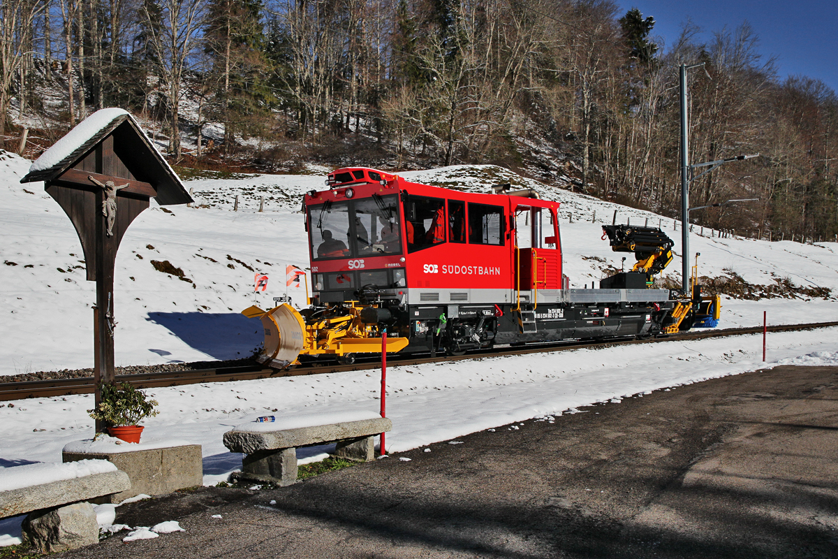 Auf Testfahrt fährt die Tm 234 502-3 der SOB in Sattel talwärts.Bild vom 24.11.2015