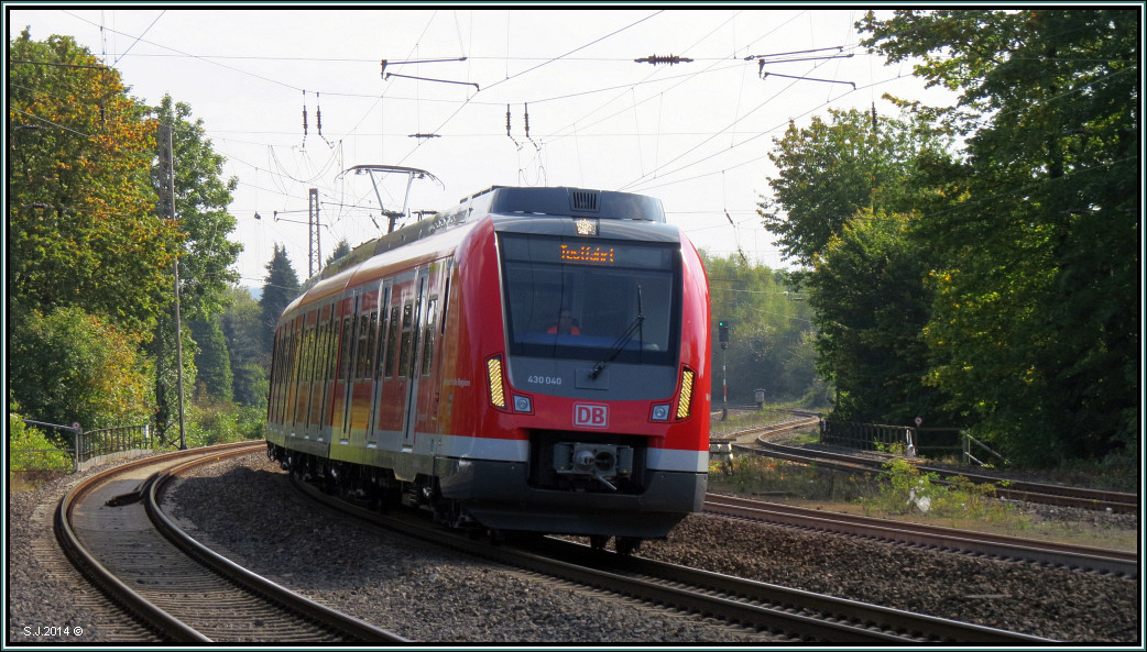 Auf einer Testfahrt unterwegs auf der Kbs 480 Aachen-Köln, die 430 040 von Bombardier im Gleisbogen bei Eschweiler am 01.Oktober 2014.