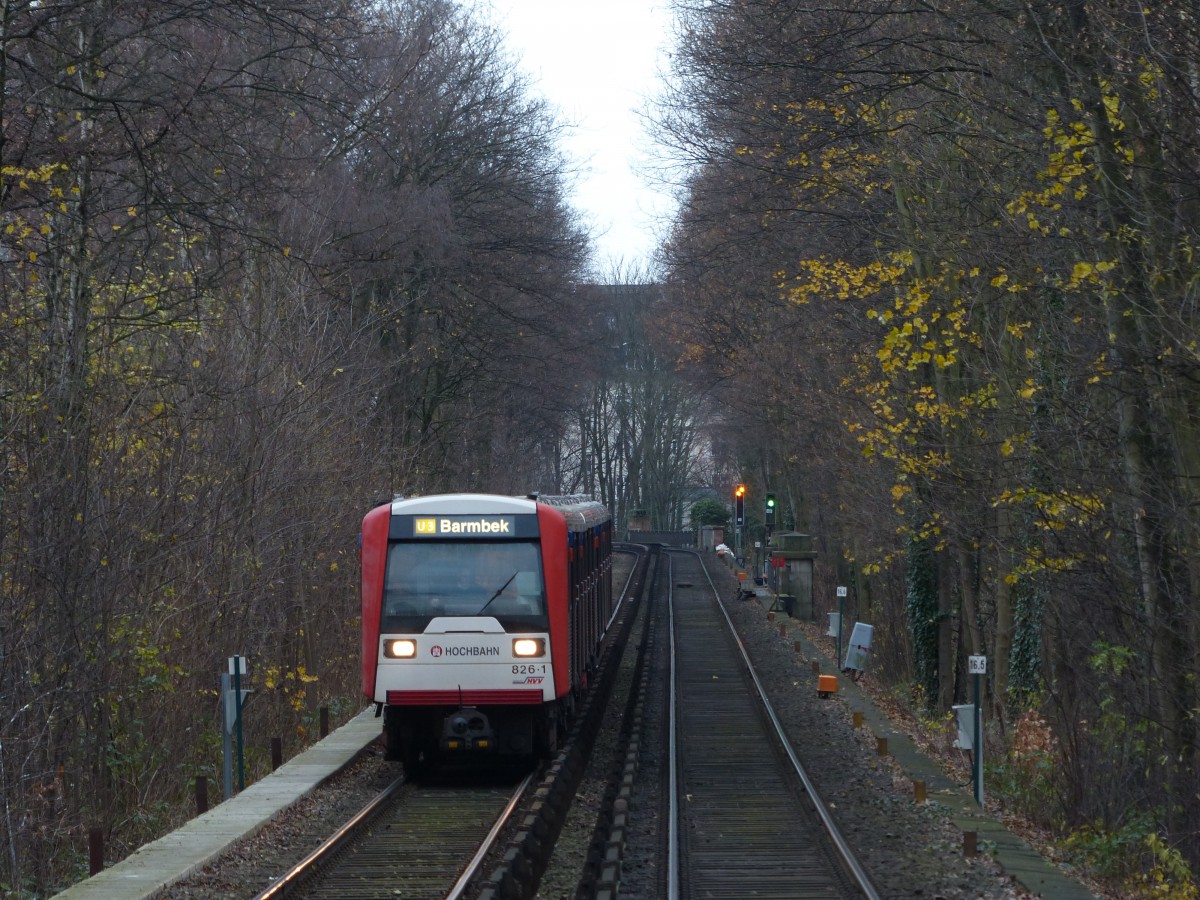 Auf der U3 nach Barmbek sind verschiedene Baureihen im Einsatz. Hier ein DT3 (826-1). Hoheluftbrücke Hamburg, 6.12.2015