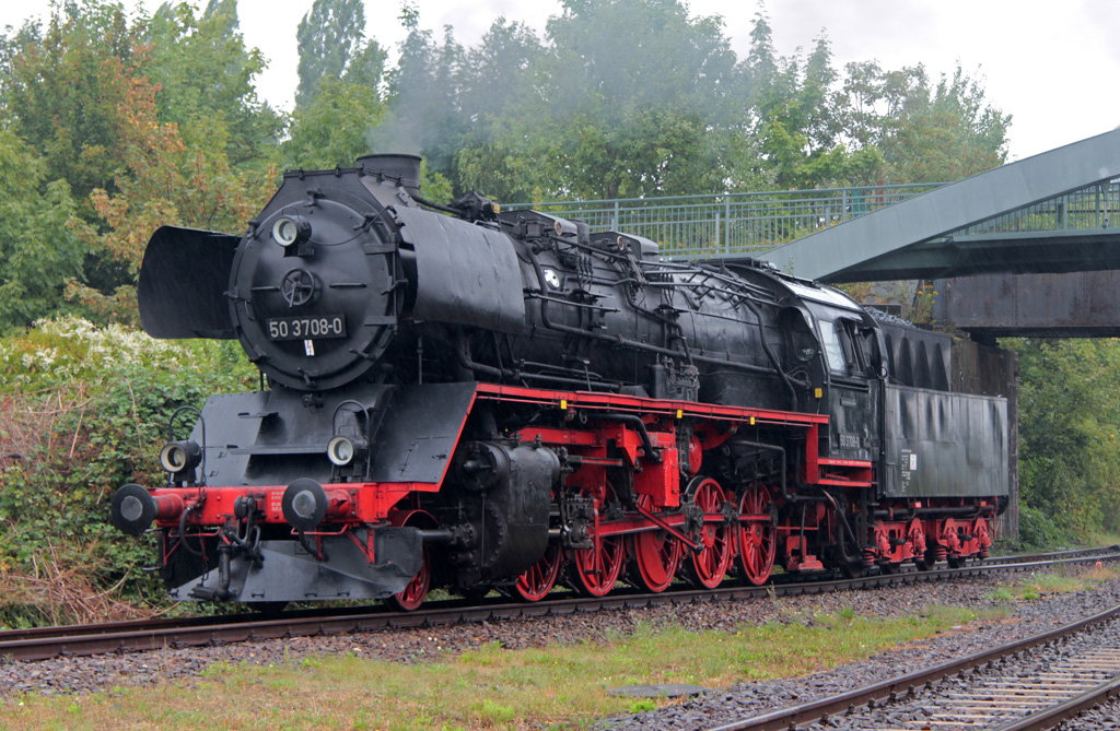 Auf der berfhrung von Berlin zu den Meininger Dampfloktagen am kommenden Wochenende, bernachtet 50 3708-0 gemeinsam mit 95 027 im Eisenbahnmuseum in Leipzig-Plagwitz, 02.09.2013. 