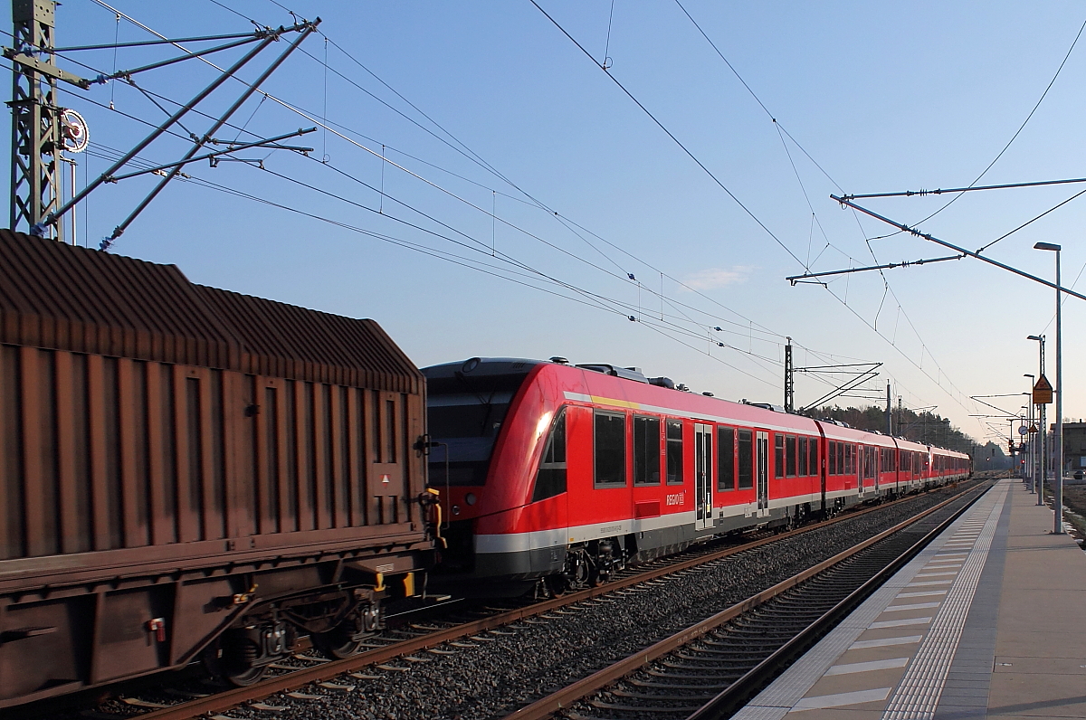 Auf Überführungsfahrt am 04.02.2014 durch Nassenheide nach ???
Ein Doppelpack LINT 81.

Länge über Kupplung: 	80,92 m
Leermasse: 	138 t
Höchstgeschwindigkeit: 	140 km/h
Installierte Leistung: 	4 × 390 kW
