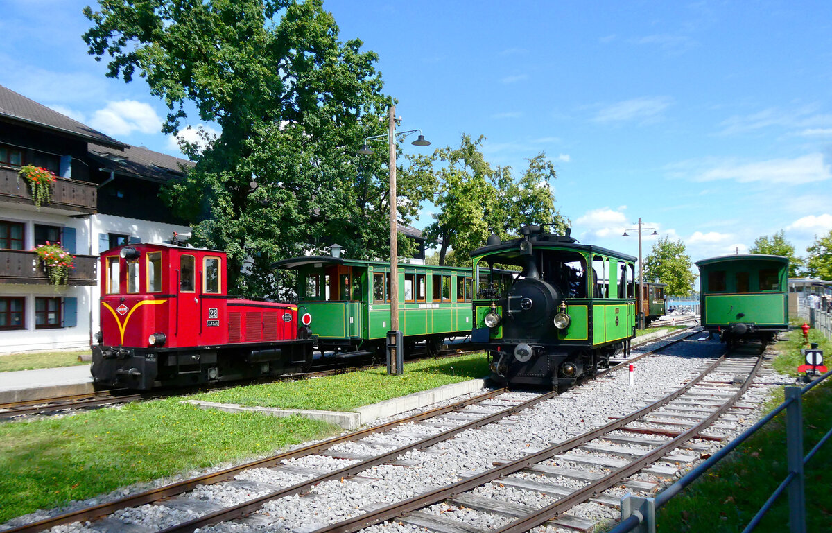 Auf unserer Fahrradtour um den Chiemsee zuf�lligerweise genau zum richtigen Zeitpunkt am richtigen Ort: um 13.26 Uhr konnte die Dampflok und die Diesellok der Chiemseebahn im Bahnhof beim Hafen bildlich miteinander festgehalten werden. Prien am Chiemsee, 12.9.2026