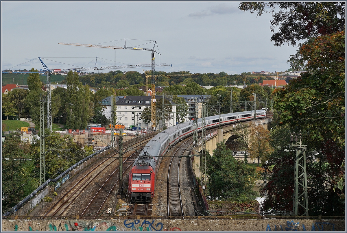 Auf unserer Reise nach Fischland (und zurück) nutzten wir etliche DB IC, die zwar hin und wieder anders gereiht waren, aber zu unsere Freude und Überraschung uns ausnahmslos PÜNKTLICH an unsere Etappenziele brachten.
Das Bild zeigt die DB 101 125-3 mit einem IC von Bad Cannstadt kommend auf der Rosensteinbrücke kurz vor Ankunft in Stuttgart Hbf.
4. Okt. 2017