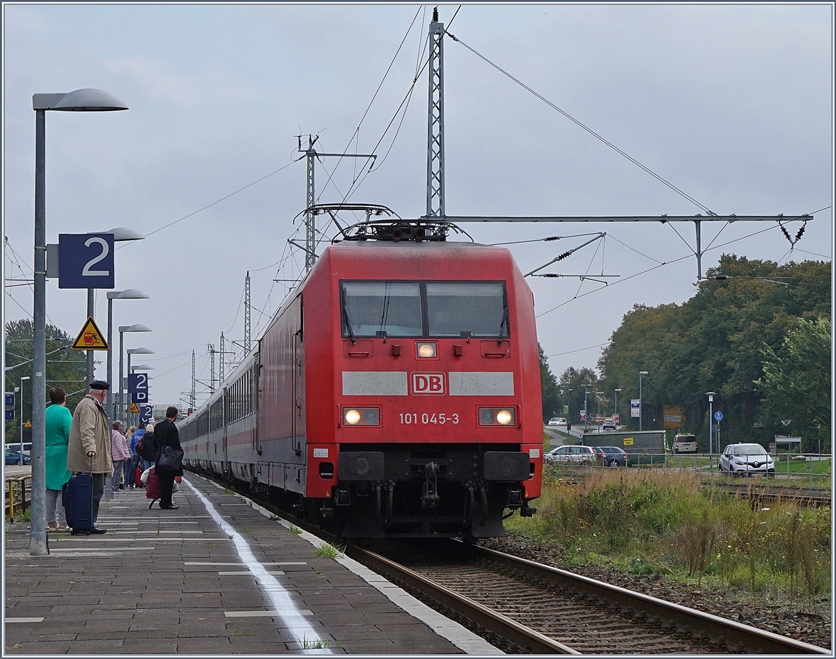 Auf unserer Reise nach Fischland nutzten wir etliche DB IC, die zwar hin und wieder anders gereiht waren, aber zu unsere Freude und Überraschung uns ausnahmslos PÜNKTLICH an unsere Etappenziele brachten.
Das Bild zeigt die DB 101 045-3 mit dem IC 2213 von Ostseebad Binz nach Stuttgart bei der Ankunft in Ribnitz Damgarten West. 
26. Sept. 2017