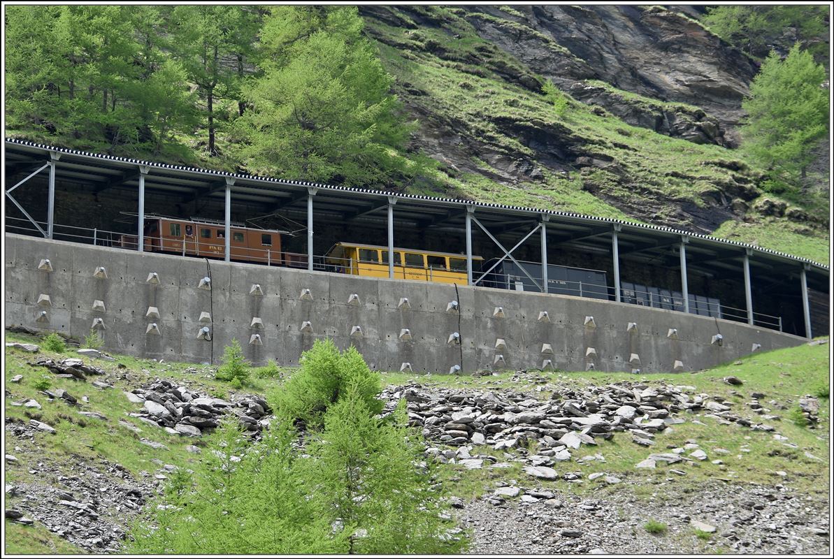 Auf unserer Wanderung überholt uns wieder der Extrazug mit dem Berninakrokodil Ge 4/4 182 in der Galleria Val da Pila Sotto. (30.05.2018)