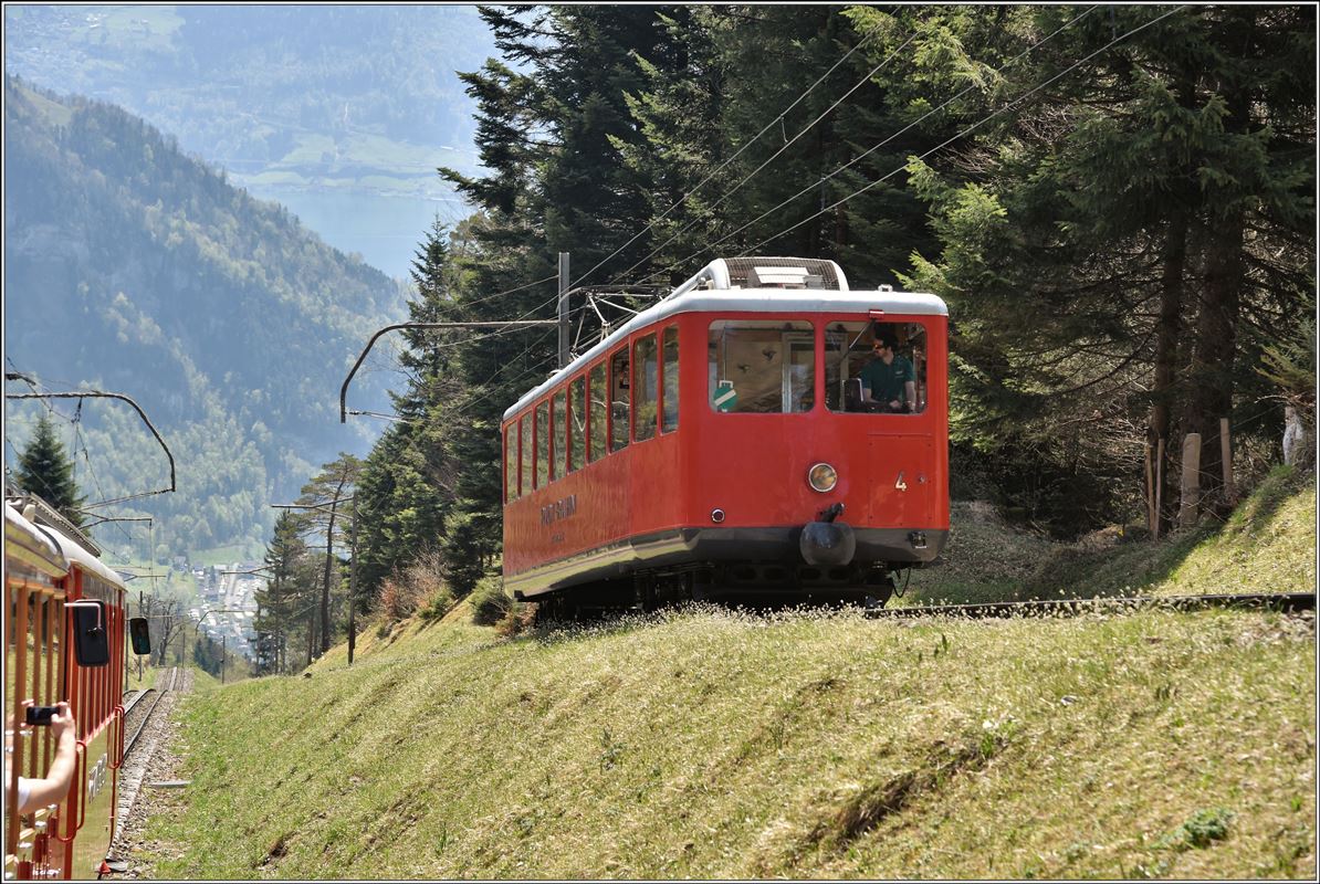 Auf unterschiedlichem Niveau verläuft die Doppelspur bei Romiti Felsentor, wo Bhe 2/4 4 entgegenkommt. (20.04.2018)