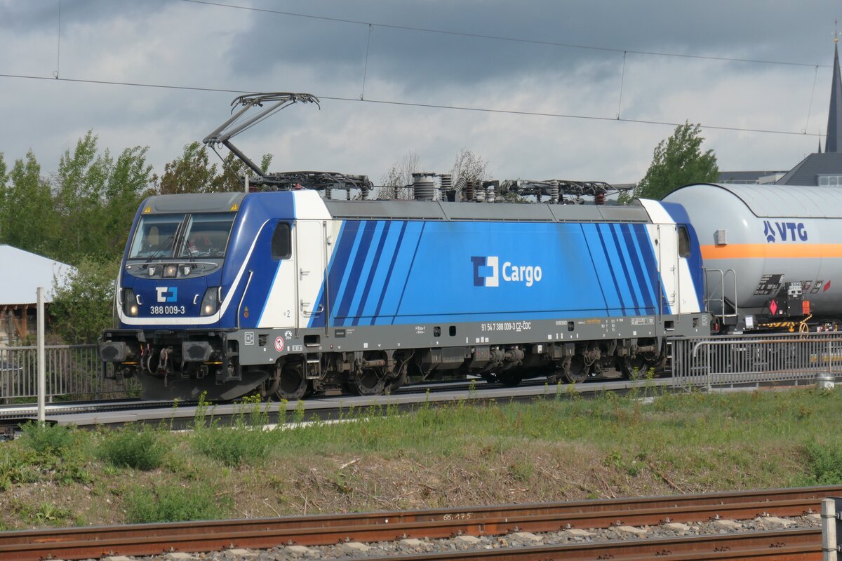 auf der Verbindungsbahn von Dresden-Neustadt-Güterbahnhof nach Dresden-Neustadt macht sich im April 2024 die Trax3 388 009 mit einem Kesselzug Richtung Tschechien/Grenze fertig.