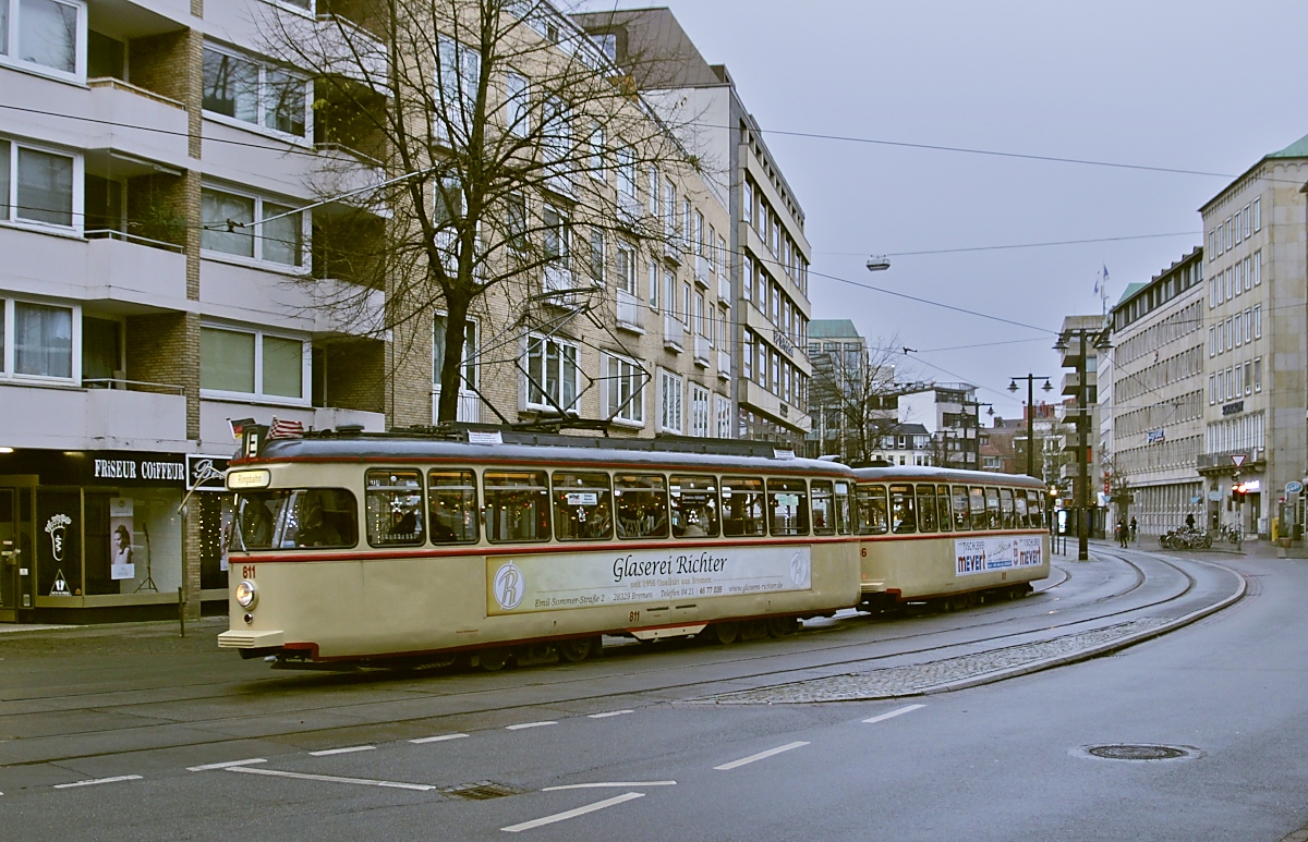 Auf der Violenstraße fährt der vierachsige T4b 811 am 27.11.2022 zur Domsheide. Insgesamt 22 Großraumtrieb- und 20 -beiwagen wurden 1954 von Hansa-Waggon an die Bremer Straßenbahn geliefert. Tw 811 stand bis 1990 im Liniendienst.